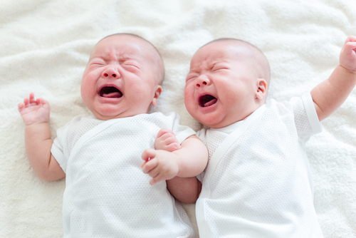 Comment faire quand des jumeaux et plus pleurent en même temps?